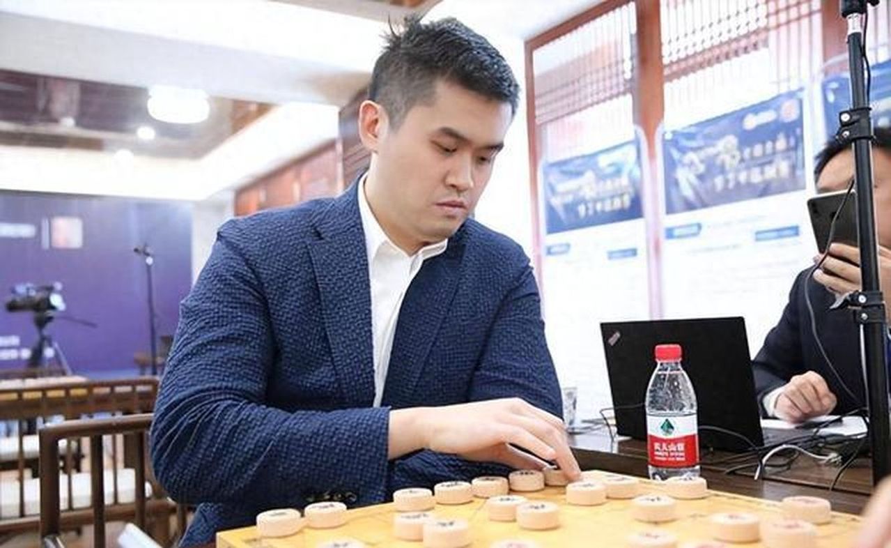 中国象棋协会今天发布关于对王天一、王跃飞等运动员违规行为进行处罚的情况通报，二人因长期存在买棋卖棋操纵比赛等违规行为，被给予终身禁赛等处罚。