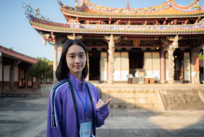 清华大学中文系 美女 彭弋航访台成焦点