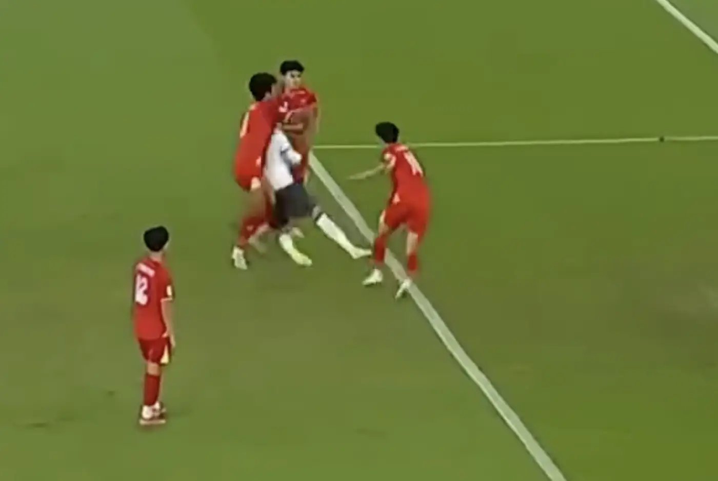 越南 U23 因击打拜合拉木被红牌罚下的后卫范理德赛前还在晒《原神》的抽卡照片