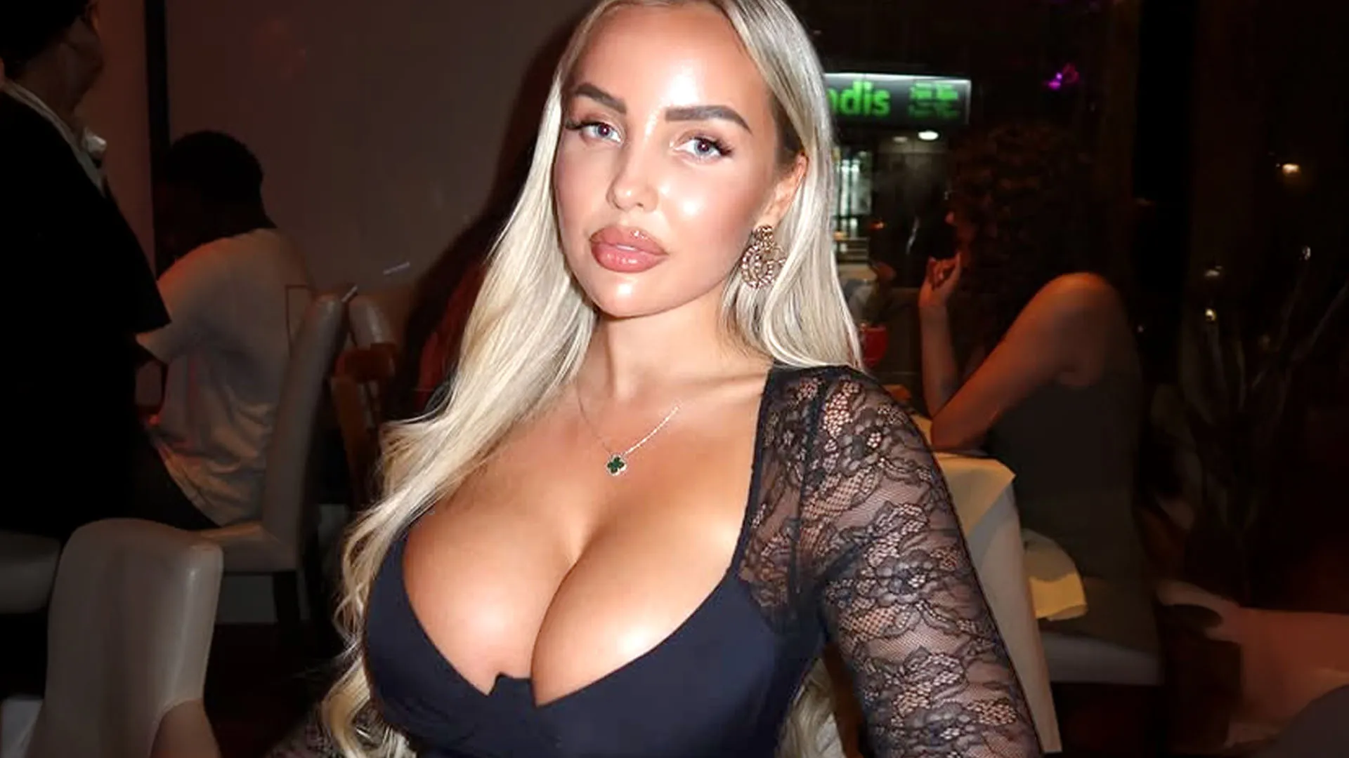 英超 切尔西球员帕尔默女友晒身穿黑色长裙照展现身材曲线