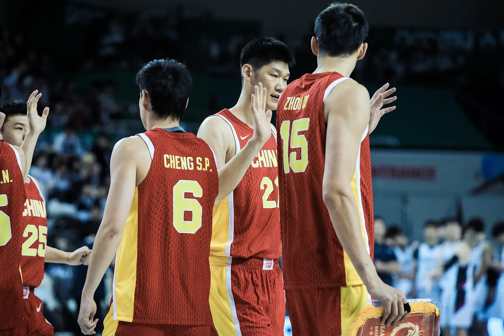 男篮 世预赛 第二窗口期， 中国男篮 首战客场挑战日本男篮，比赛将于2月26日18:05在冲绳进行。此战可以说是中国男篮的出线生死战，第一窗口期两负韩国，中国男篮几乎已无容错空间，而日本男篮则以全胜战绩坐拥主场之利，双方的较量不仅是技战术的比拼，更是出线主动权的直接争夺，胜负将直接决定两队在B组的排名走势。