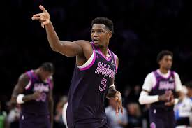 NBA 森林狼爱德华兹因内急未首发出战独行侠