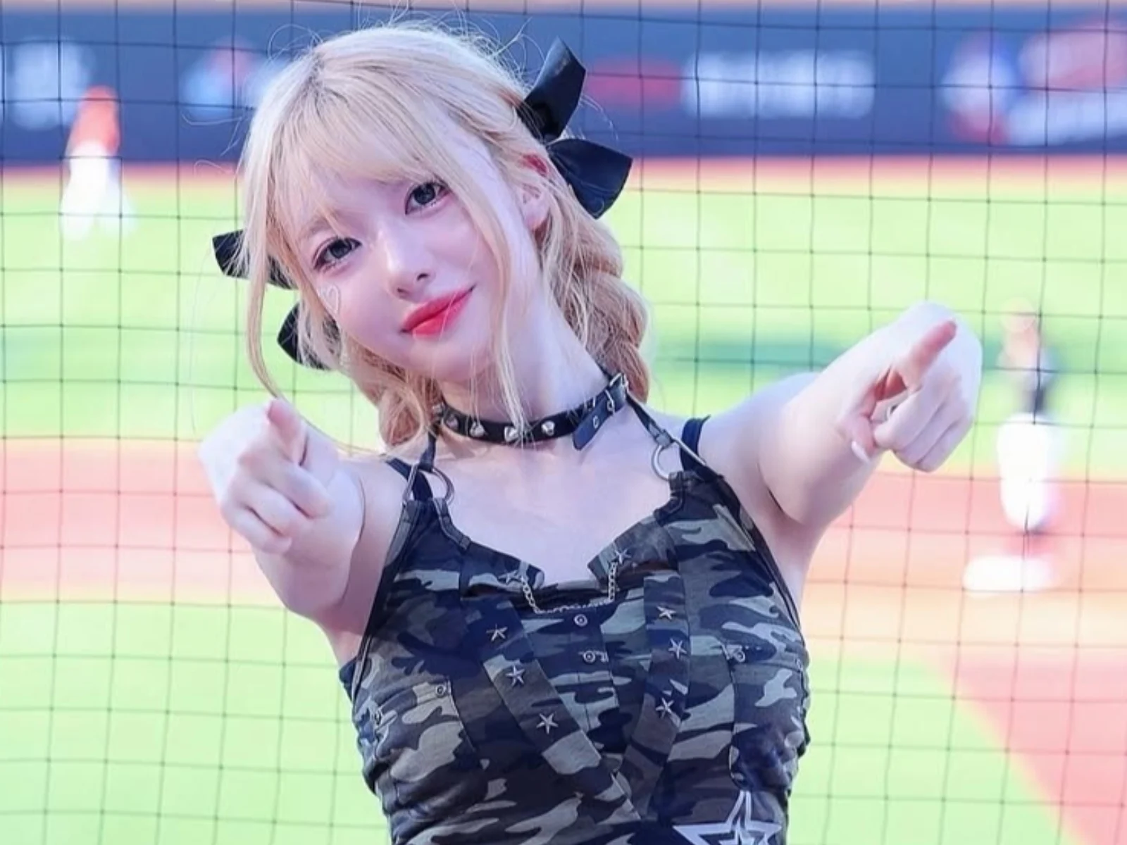 台湾职棒韩援 美女 啦啦队近百狂粉围住抢拍