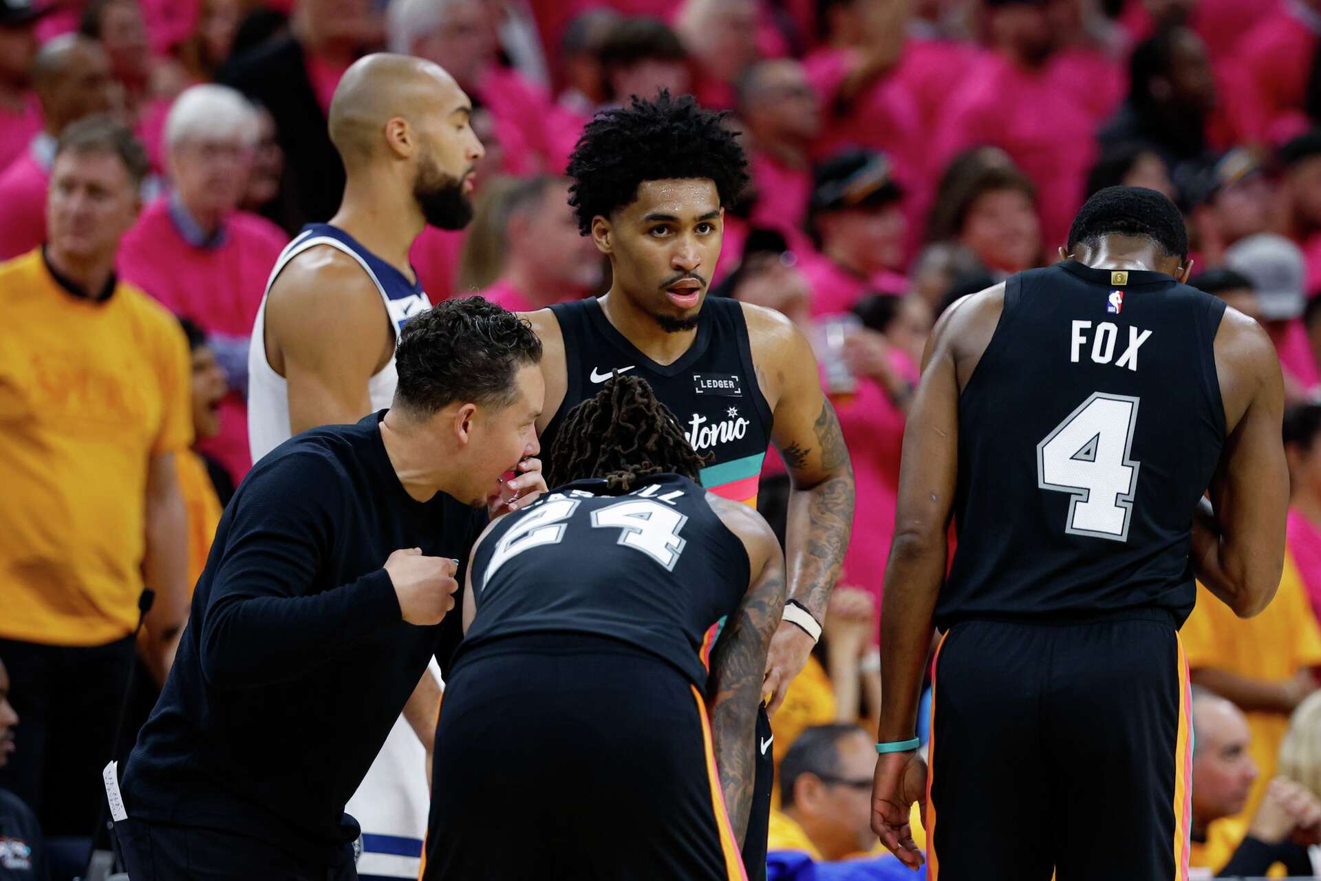 NBA 马刺对阵雷霆G3福克斯和哈珀均出战成疑